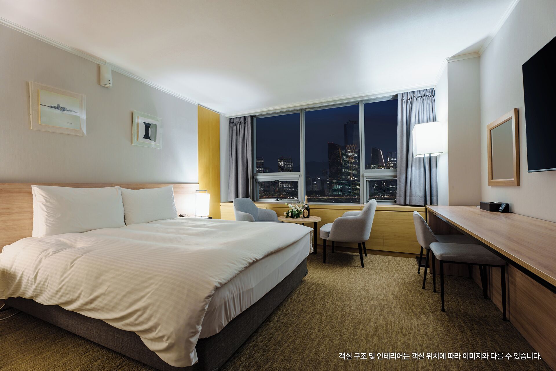 خزنة داخل الغرفة ومكتب ومساحة عمل للكمبيوتر المحمول وستائر تعتيم