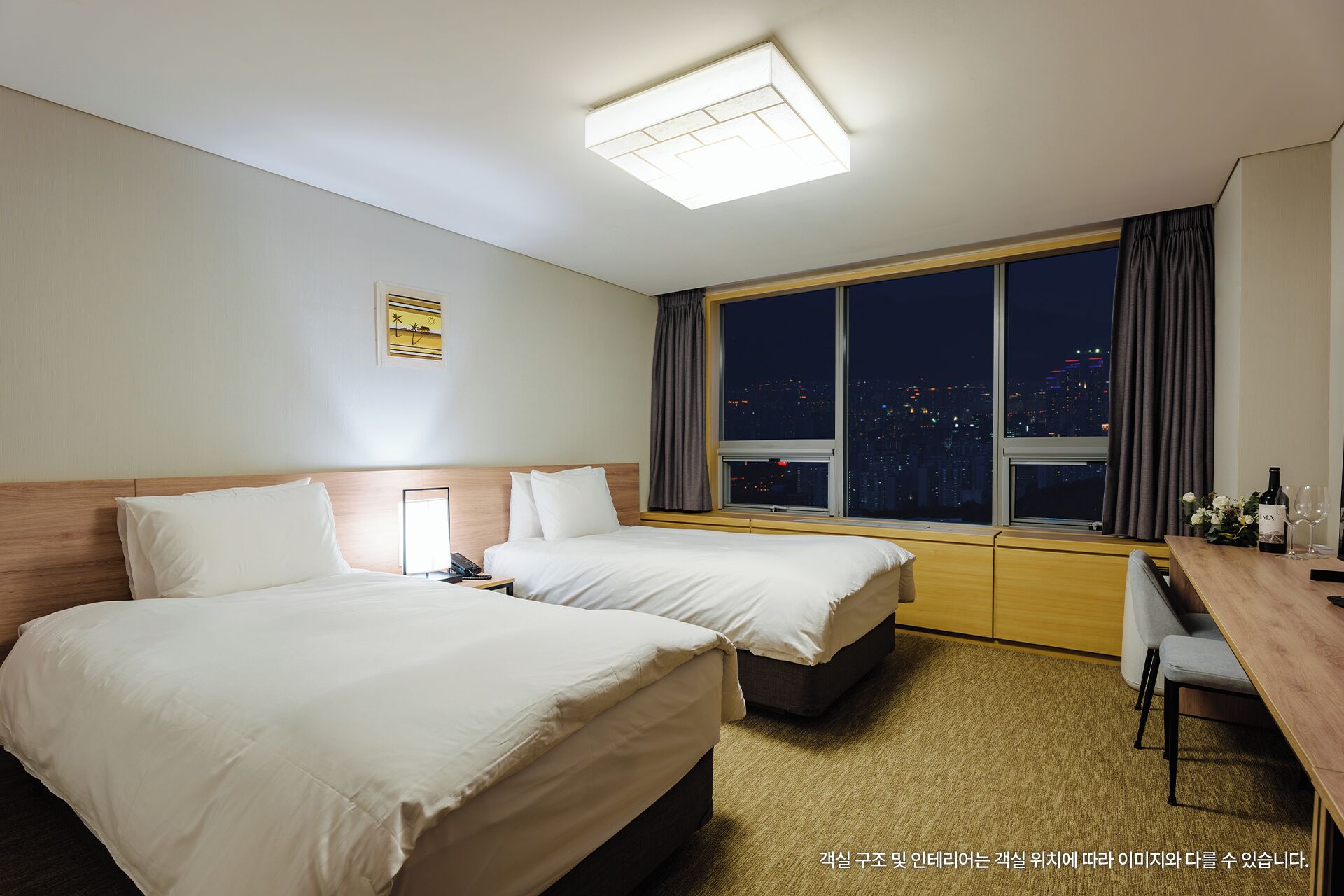 خزنة داخل الغرفة ومكتب ومساحة عمل للكمبيوتر المحمول وستائر تعتيم