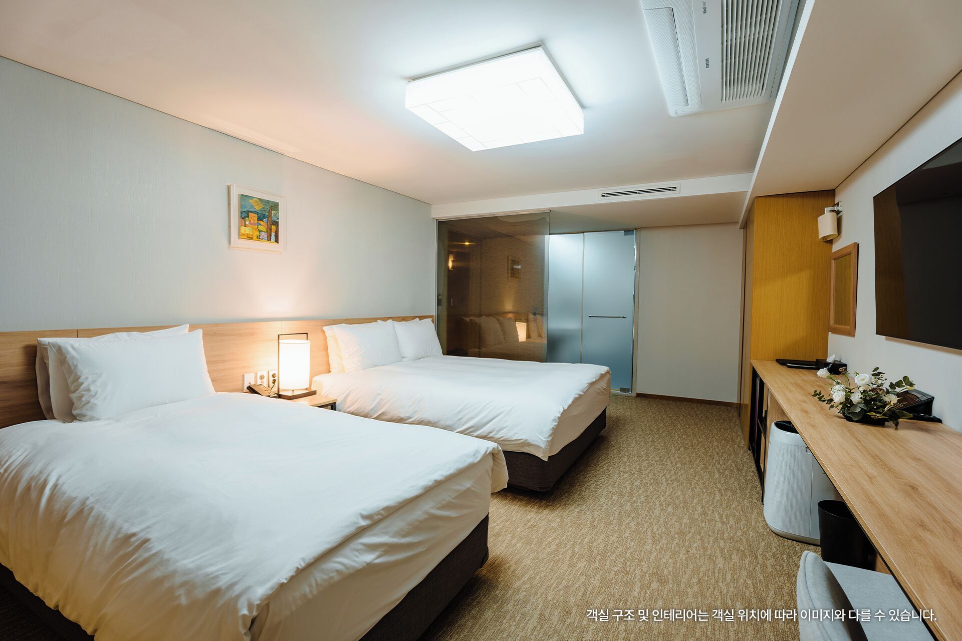 خزنة داخل الغرفة ومكتب ومساحة عمل للكمبيوتر المحمول وستائر تعتيم