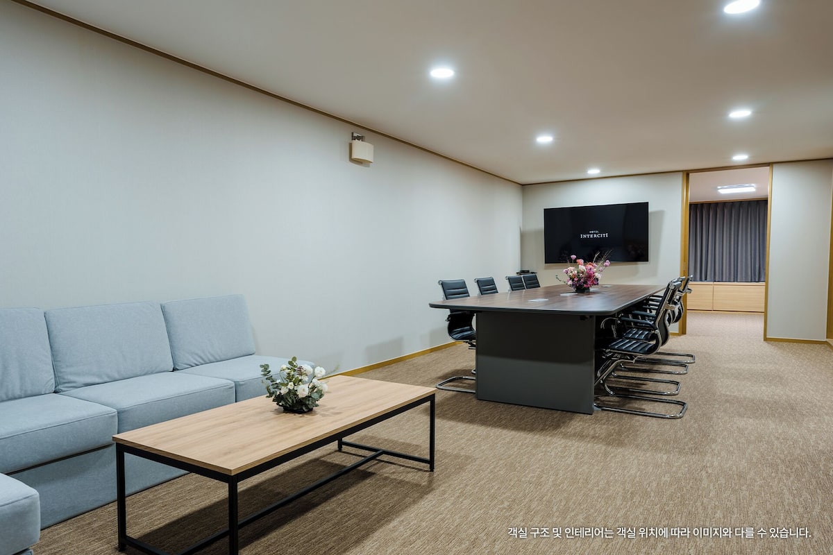Suite Conference Twin | 客廳 | 42 吋智能電視連有線電視頻道、電視