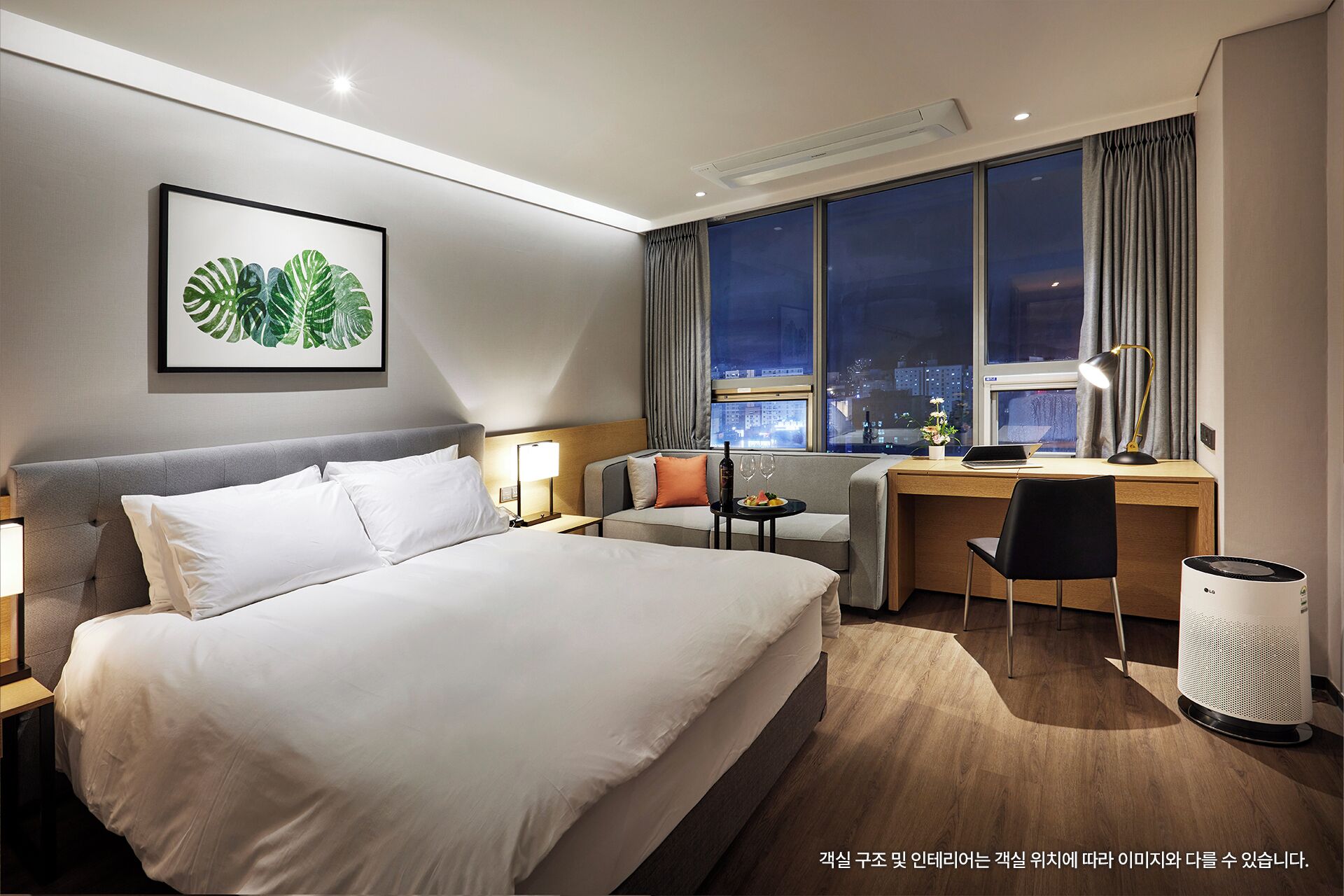 خزنة داخل الغرفة ومكتب ومساحة عمل للكمبيوتر المحمول وستائر تعتيم