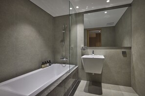 Deluxe Double Prime | Baño | Regadera, amenidades de baño gratuitas, secadora de cabello, batas 