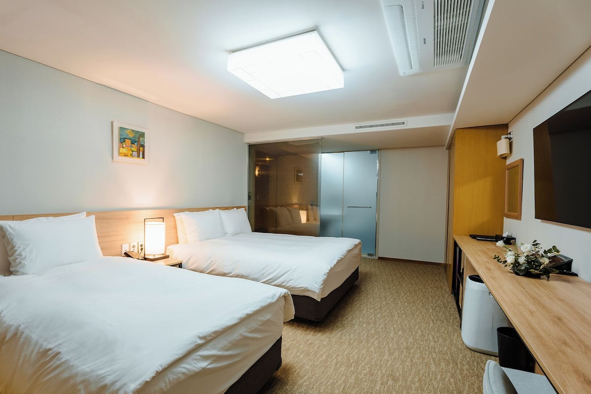 Deluxe Family Room | Tallelokero huoneessa, työpöytä