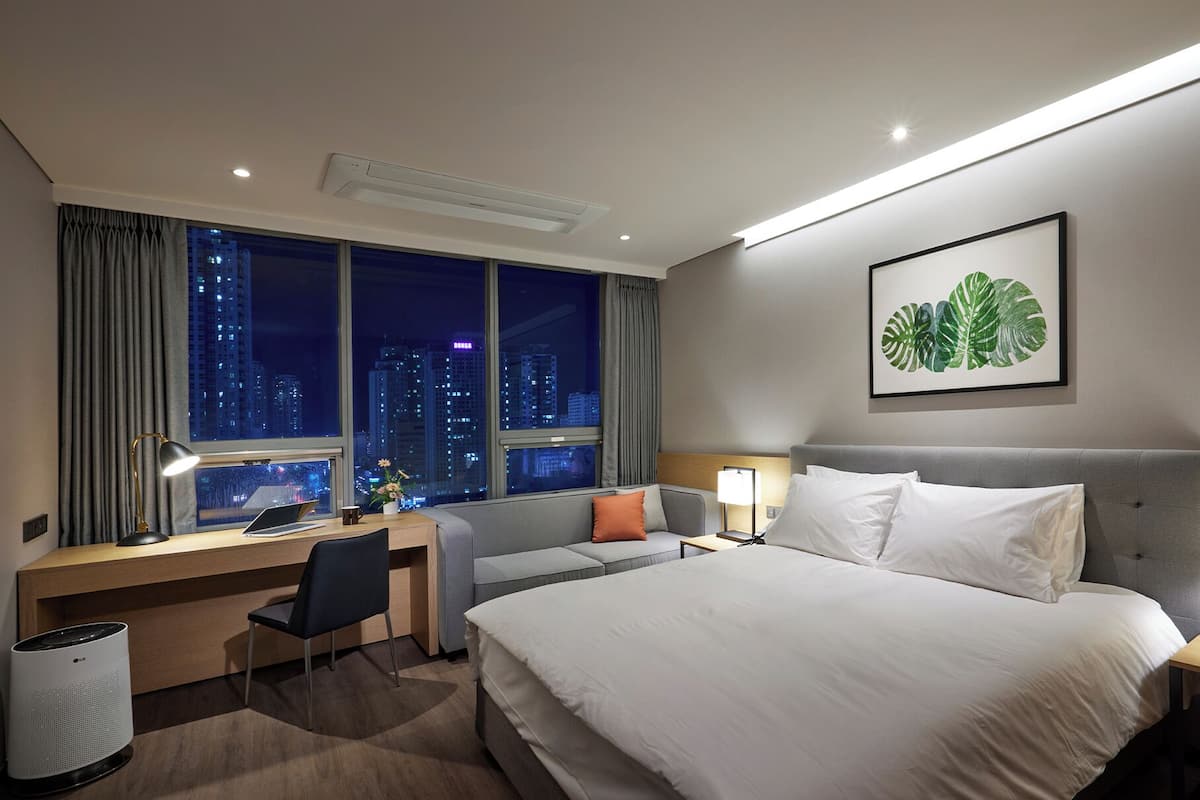 Deluxe Double Prime | Tallelokero huoneessa, työpöytä