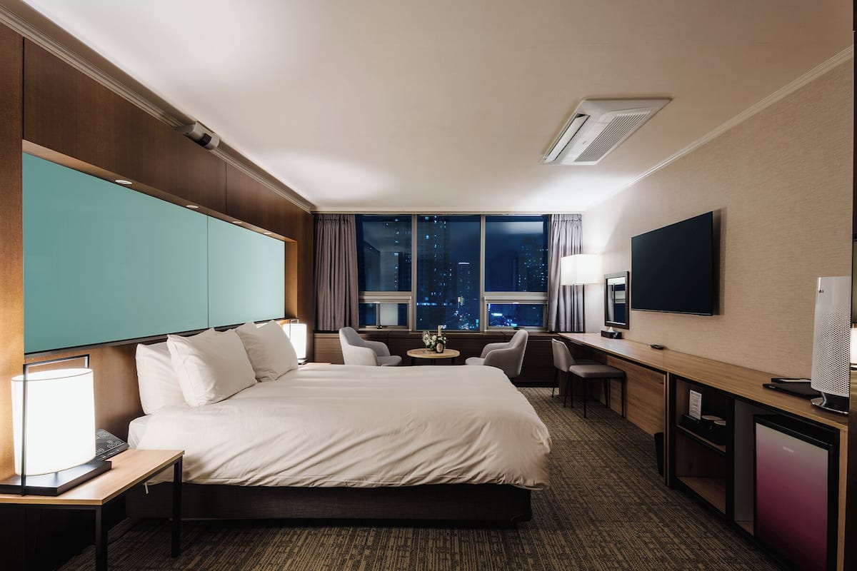 Kahden hengen deluxe-huone (Max - 2 Guests) | Tallelokero huoneessa, työpöytä