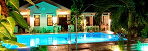 Outdoor pool, pool loungers - Hiep Thanh Resort (Phu Quoc)