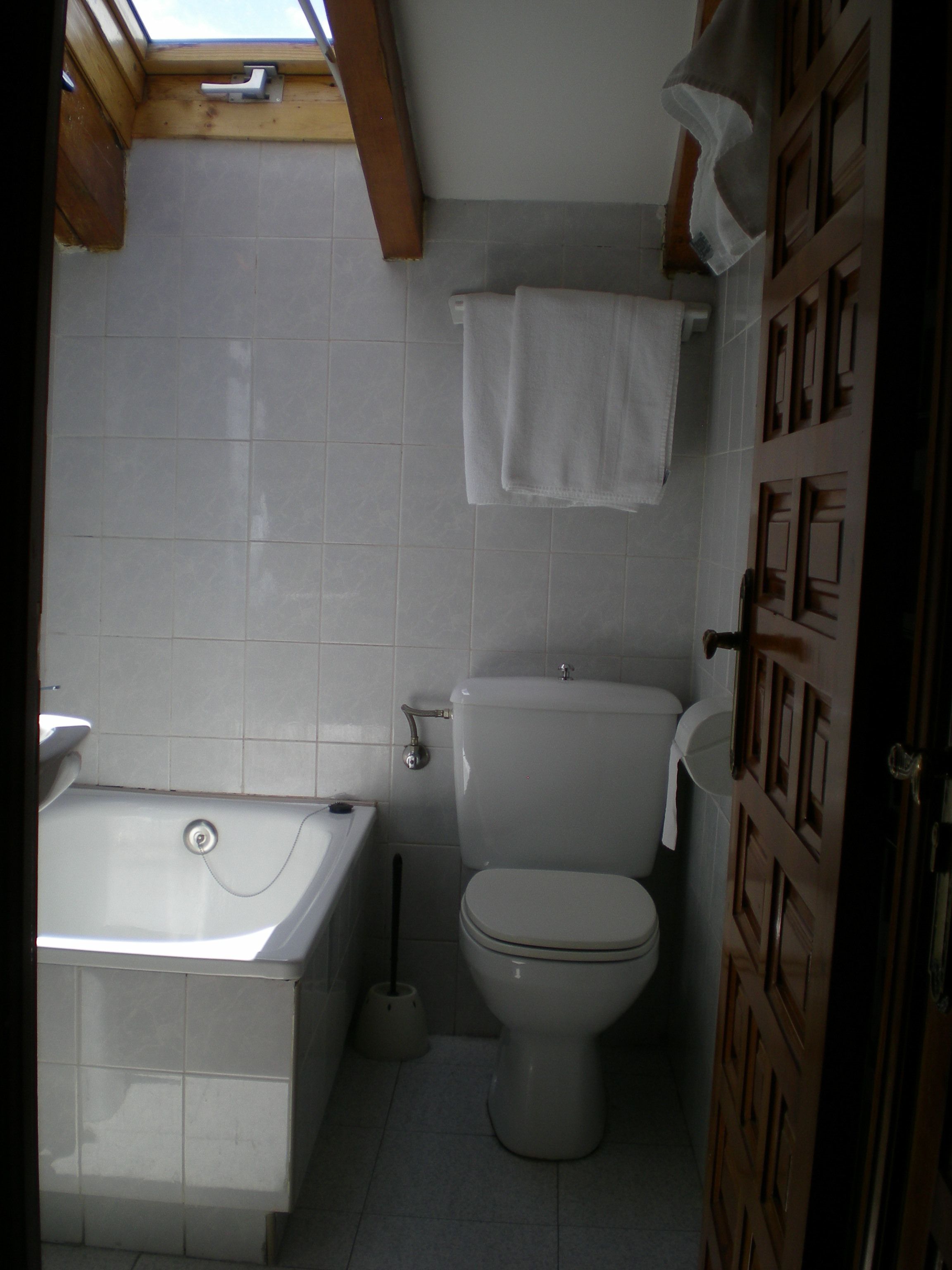double room | bathroom | combined shower/bathtub, free toiletries, hair dryer, towels