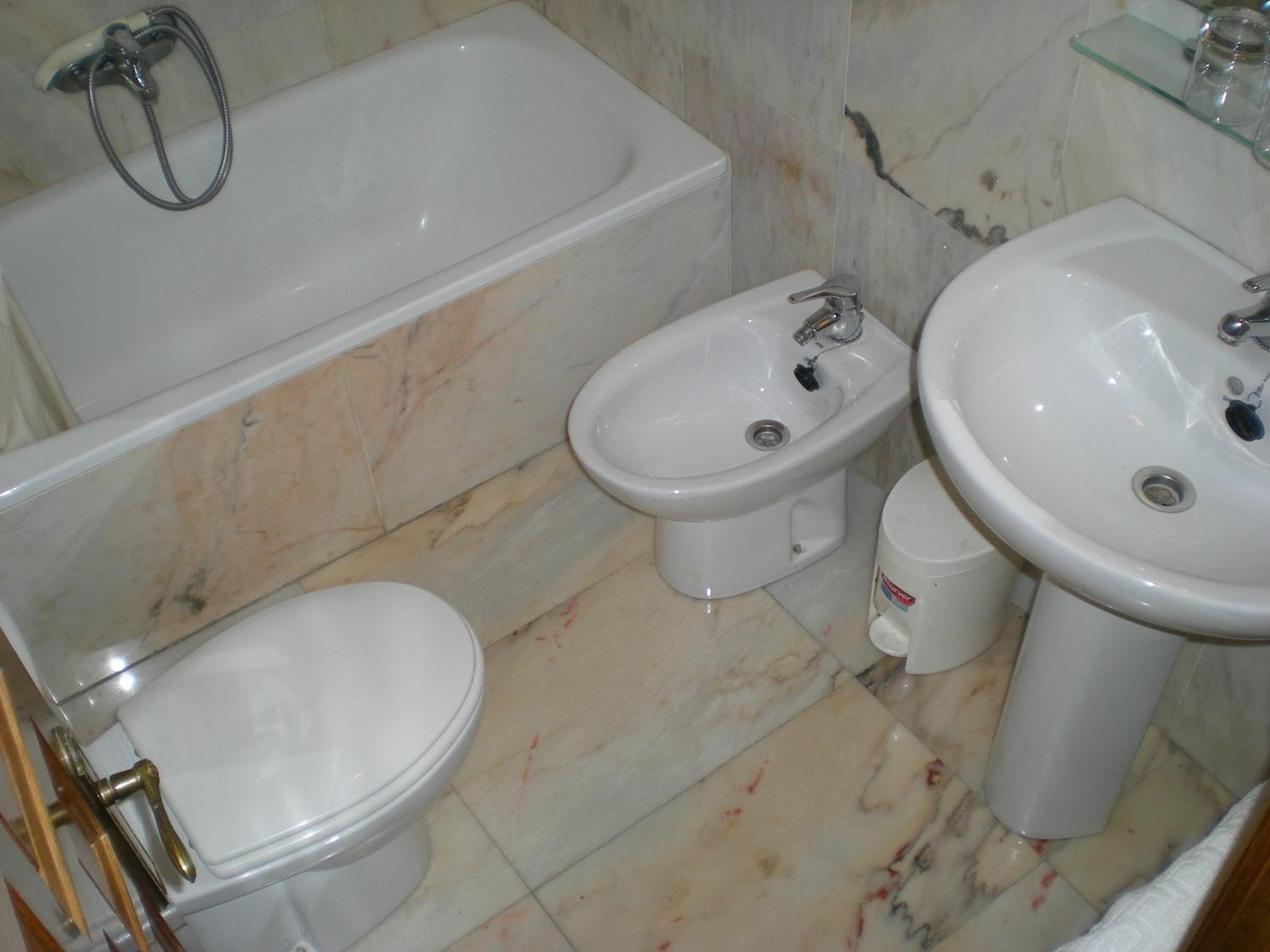 combined shower/bathtub, free toiletries, hair dryer, towels