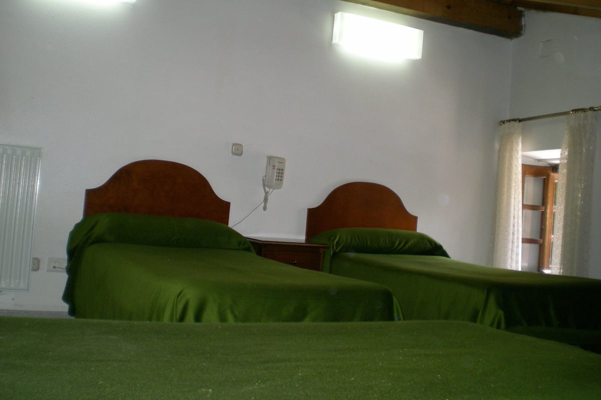 Triple Room | Desk, free WiFi, bed sheets
