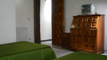 Double Room | Desk, free WiFi, bed sheets