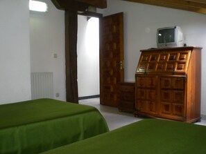 Double Room | Desk, free WiFi, bed sheets - Hotel Puerta Romeros (Burgos)