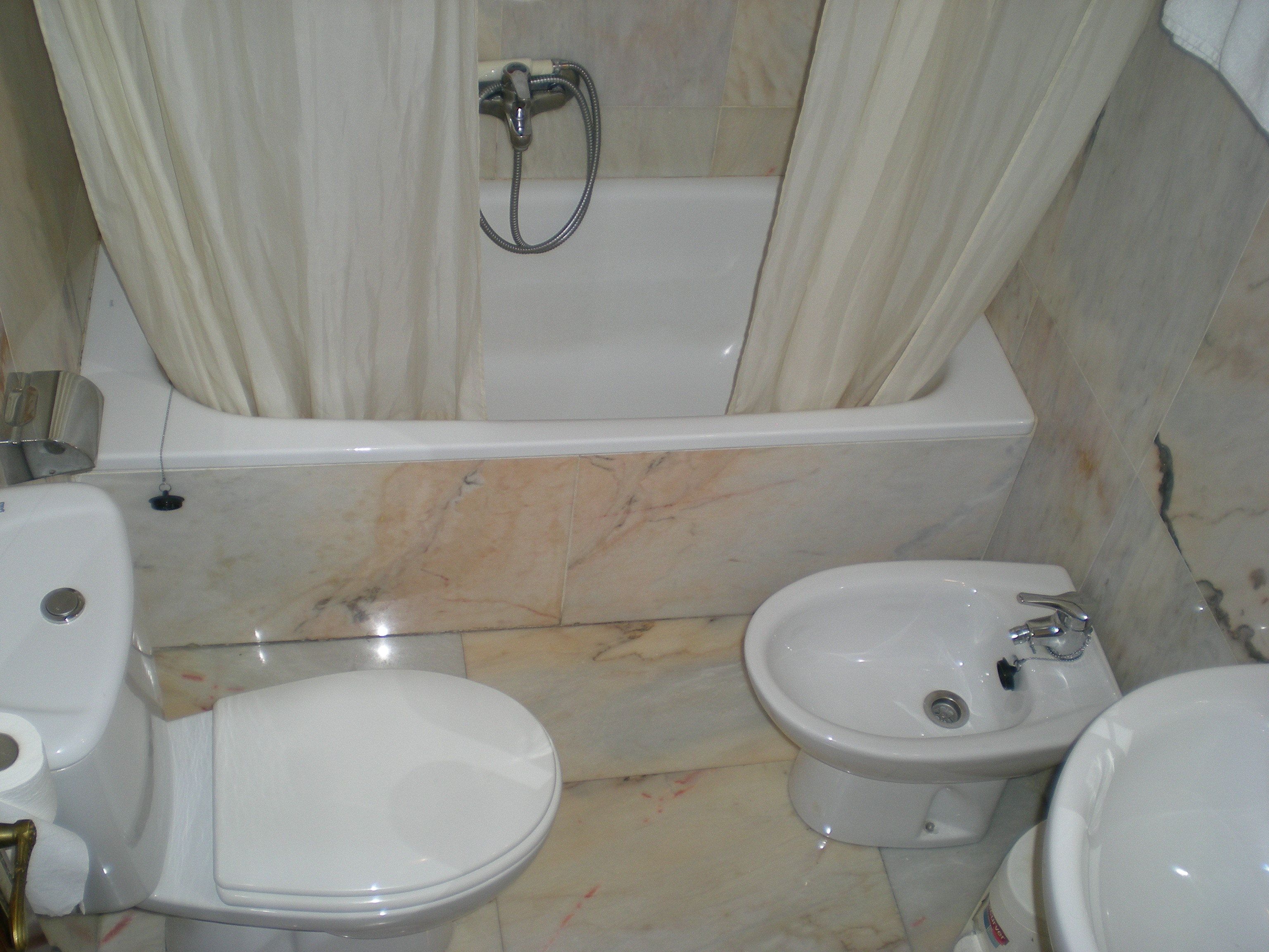 double room | bathroom | combined shower/bathtub, free toiletries, hair dryer, towels