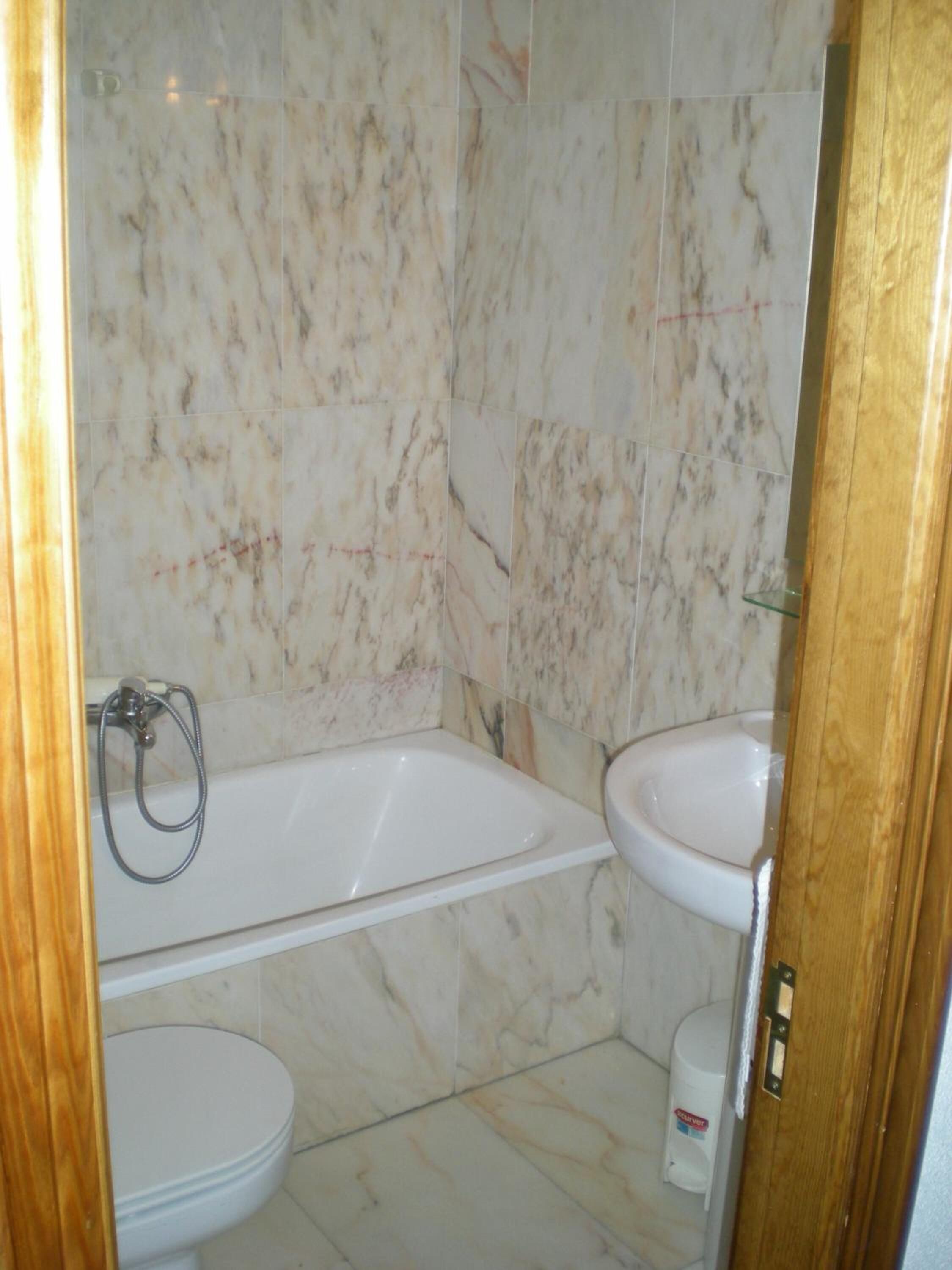 combined shower/bathtub, free toiletries, hair dryer, towels