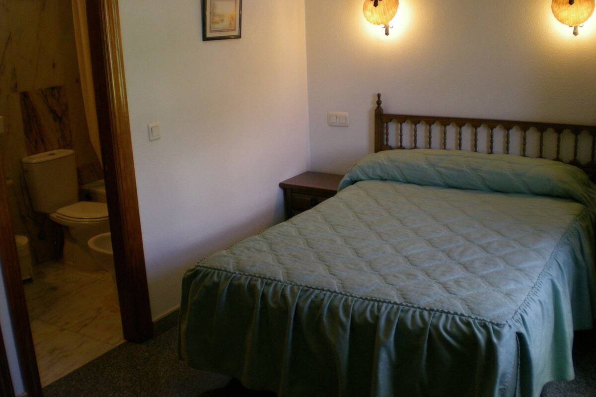 double room | desk, free wifi, bed sheets