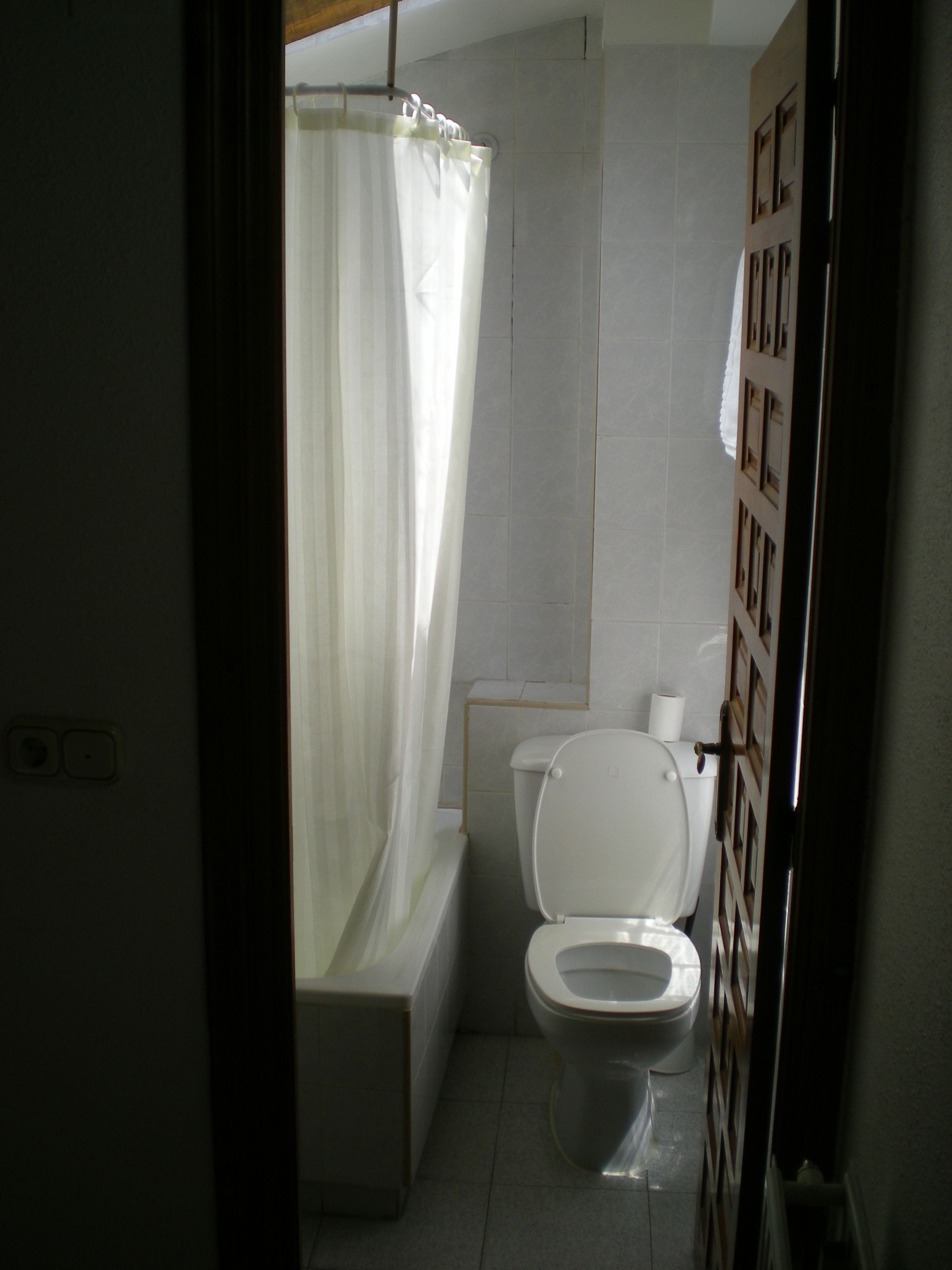 triple room | bathroom | combined shower/bathtub, free toiletries, hair dryer, towels