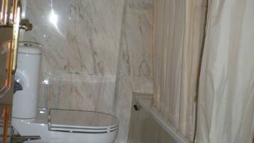 Habitación doble | Baño | Ducha y bañera combinadas y artículos de higiene personal gratuitos