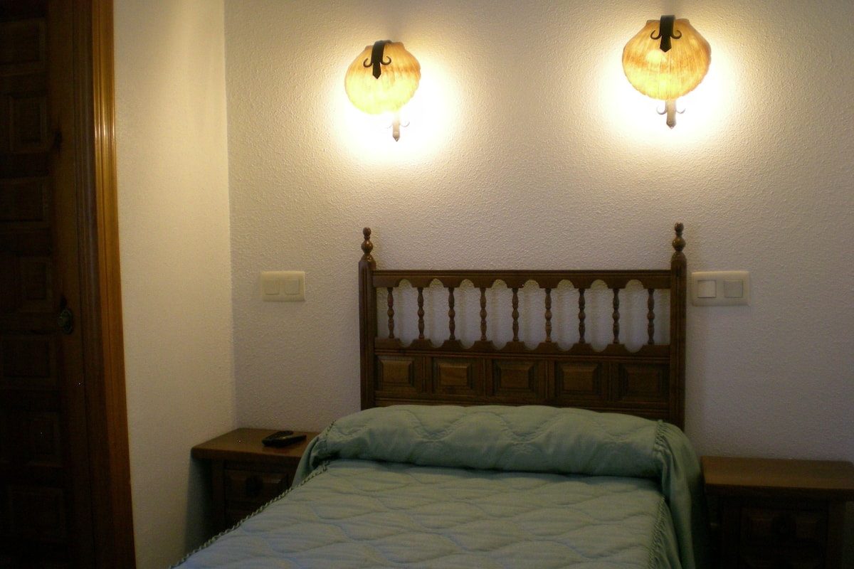 Single Room | Desk, free WiFi, bed sheets