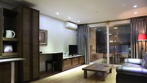Una sala de estar moderna con un sofá, una mesa de centro, un televisor y un escritorio.