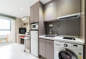Chambre Standard double | Cuisine privée | Réfrigérateur, four à micro-ondes, bouilloire électrique, cuiseur à riz