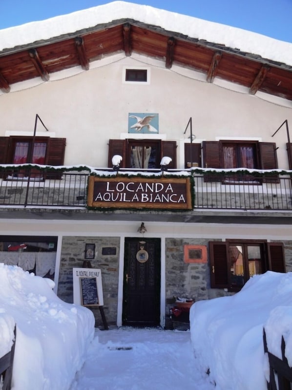 A building with a sign reading "Locanda Aguilabianca". - Locanda Aquila Bianca (Valprato Soana)