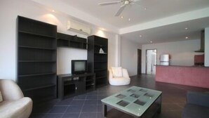 Deluxe One Bedroom Apartment | أغطية فراش متميزة وميني بار وخزنة داخل الغرفة وأسرّة قابلة للطي