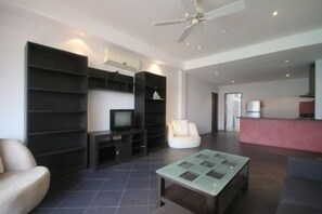 Deluxe One Bedroom Apartment | เครื่องนอนระดับพรีเมียม, มินิบาร์, ตู้นิรภัยในห้องพัก, เตียงเสริม/เปล