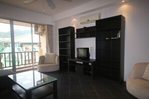Deluxe One Bedroom Apartment | Premium bedding, minibar, in-room safe, rollaway beds