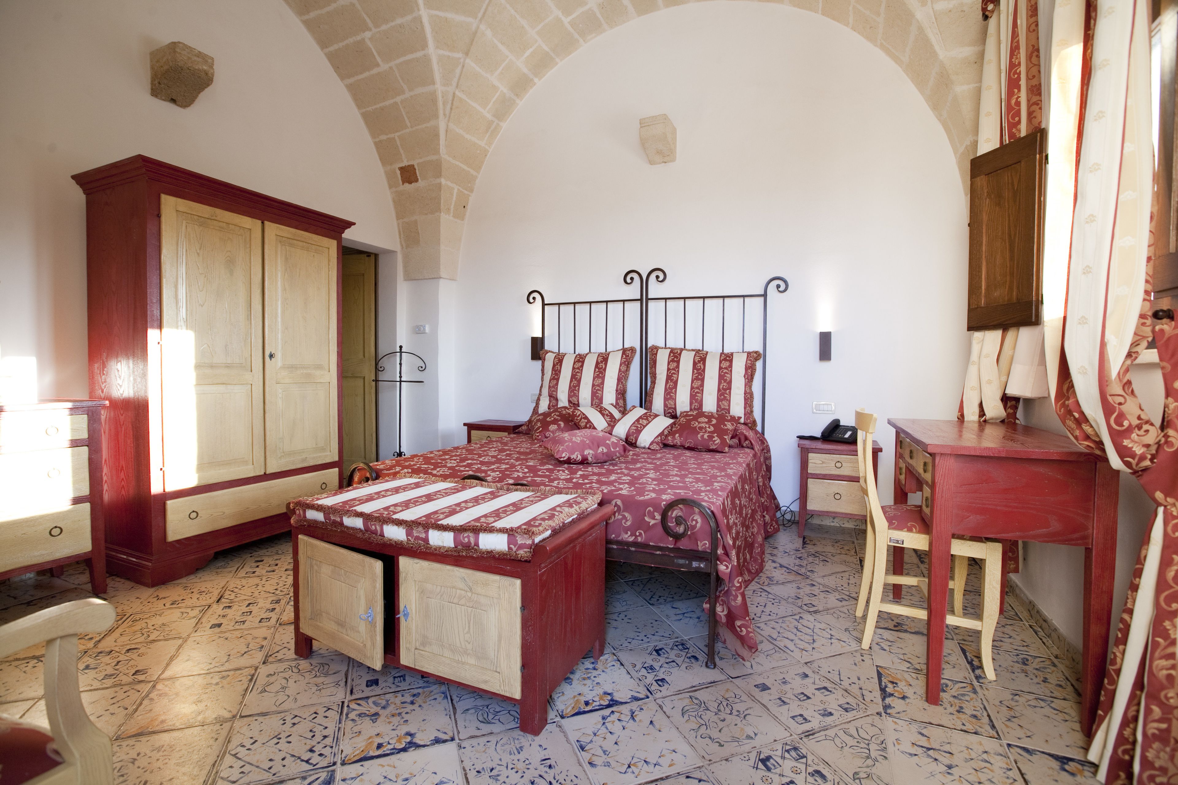 Ein Schlafzimmer mit einem Bett, einem Holzschrank, einem Schreibtisch und einem Stuhl.