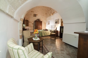 Deluxe Double Room | Down comforters, minibar, in-room safe, individually furnished