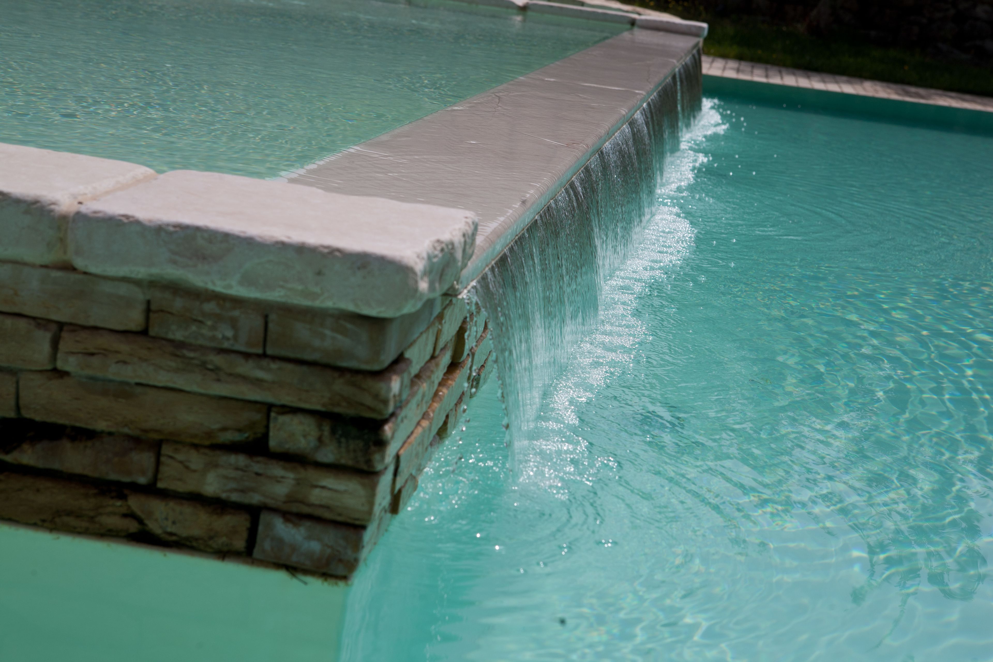 Piscine extérieure, parasols de plage, chaises longues
