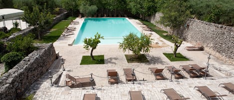 Piscine extérieure, parasols de plage, chaises longues