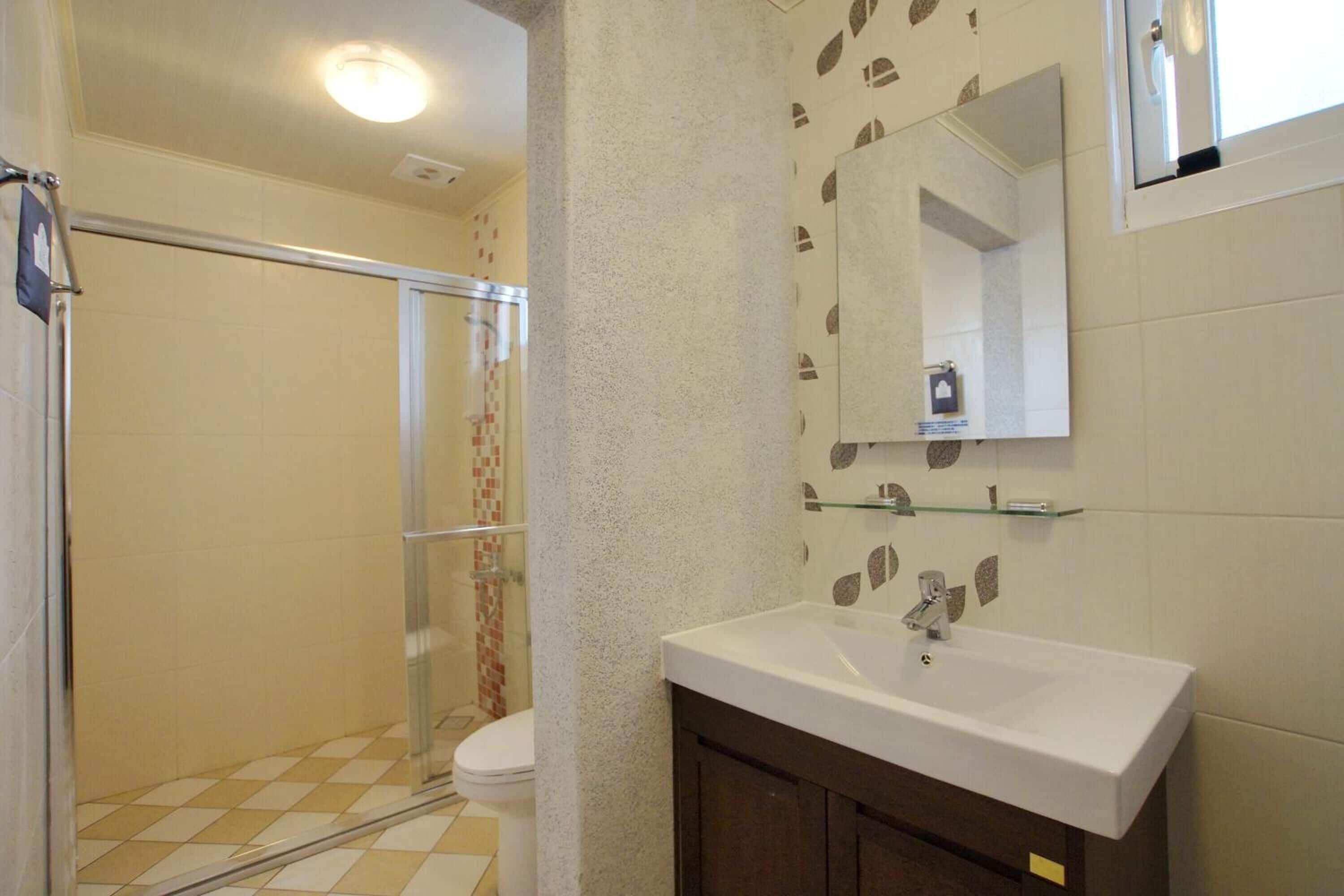 Chuveiro, secador de cabelo, chinelos, toalhas de banho