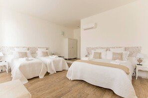 Quarto família | Cofres nos quartos, escrivaninha, espaço de trabalho para notebook