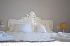 In-room safe, desk, laptop workspace, soundproofing - Affittacamere Casa Danè (La Spezia)