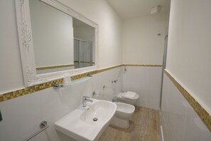 Tweepersoonskamer | Badkamer | Een douche, gratis toiletartikelen, een haardroger, een bidet