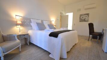 Zimmersafe, Schreibtisch, laptopgeeigneter Arbeitsplatz