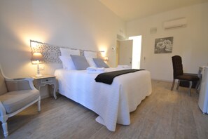 Caja de seguridad en la habitación y escritorio 