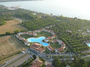 Luftaufnahme eines Resorts mit großem Pool, mehreren Gebäuden und einer Marina.