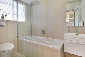 Apartamento, 1 dormitorio | Baño | Ducha y bañera combinadas y secador de pelo