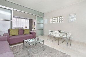Departamento, 1 habitación | Sala de estar | Televisión 