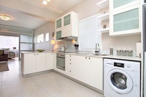 Apartment, 1 Bedroom | Private kitchen | Full-size fridge, microwave, stovetop, dishwasher - 11 Portswood Mews (Cape Town)