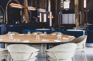 Se sirven almuerzos, cenas y cocina local e internacional 