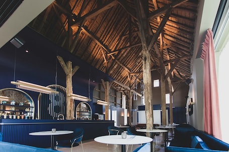 Se sirven almuerzos y cenas, cocina local e internacional