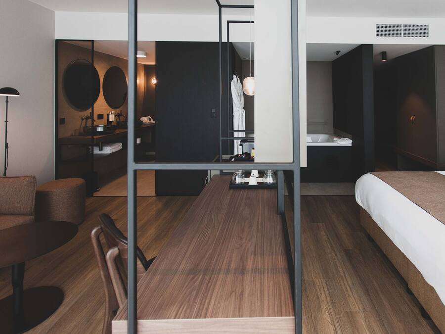 Suite Deluxe | Minibar, coffres-forts dans les chambres, rideaux occultants