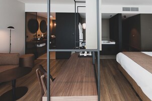 Suite Deluxe | Minibar, caja fuerte, cortinas opacas y tabla de planchar con plancha