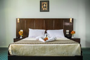 Premium bedding, minibar, in-room safe, soundproofing - Aura Inn Hotel Cairo (Giza)