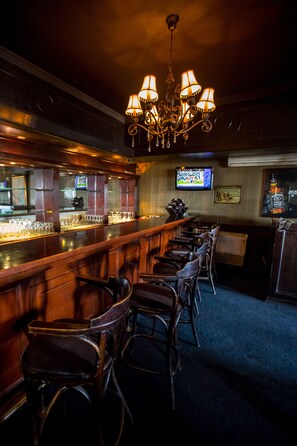 4 restaurants; breakfast, lunch, and dinner served