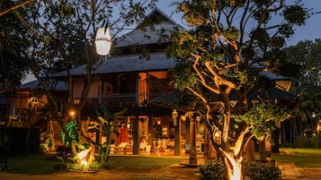 Fachada de la propiedad por la tarde o noche