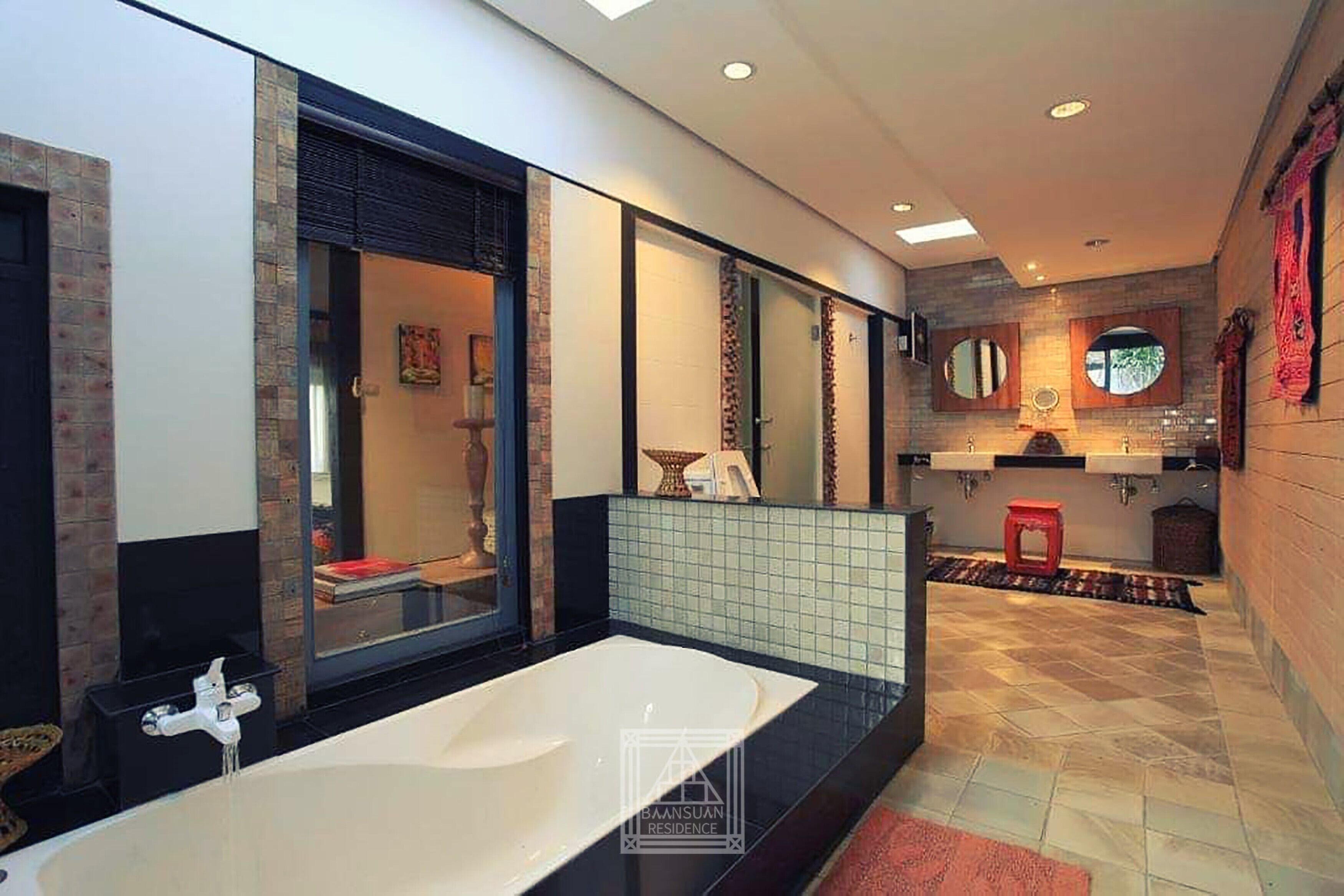 Een moderne badkamer met een groot bad, een douche met glazen wanden en een wastafel met spiegel.