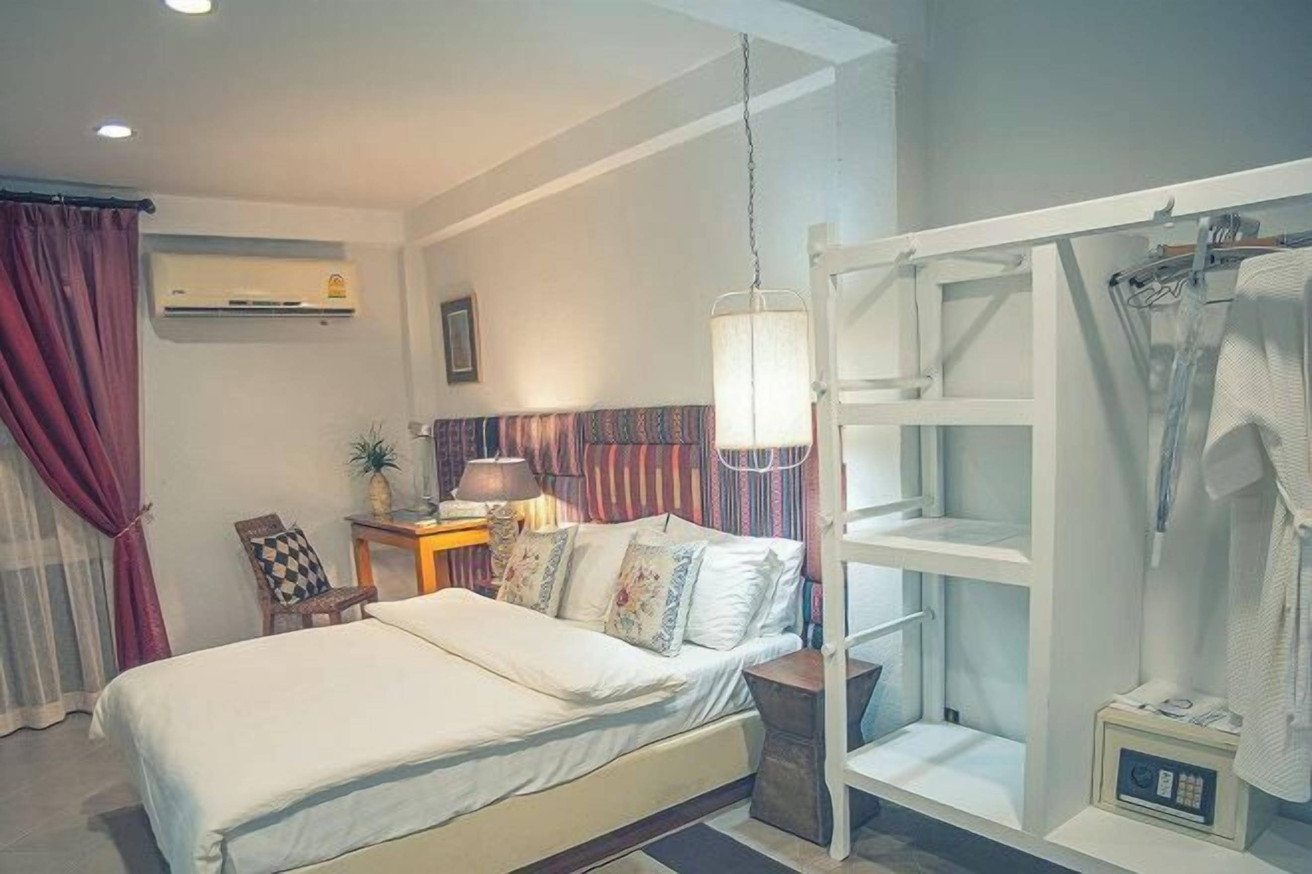 1 chambre, minibar, coffres-forts dans les chambres, bureau